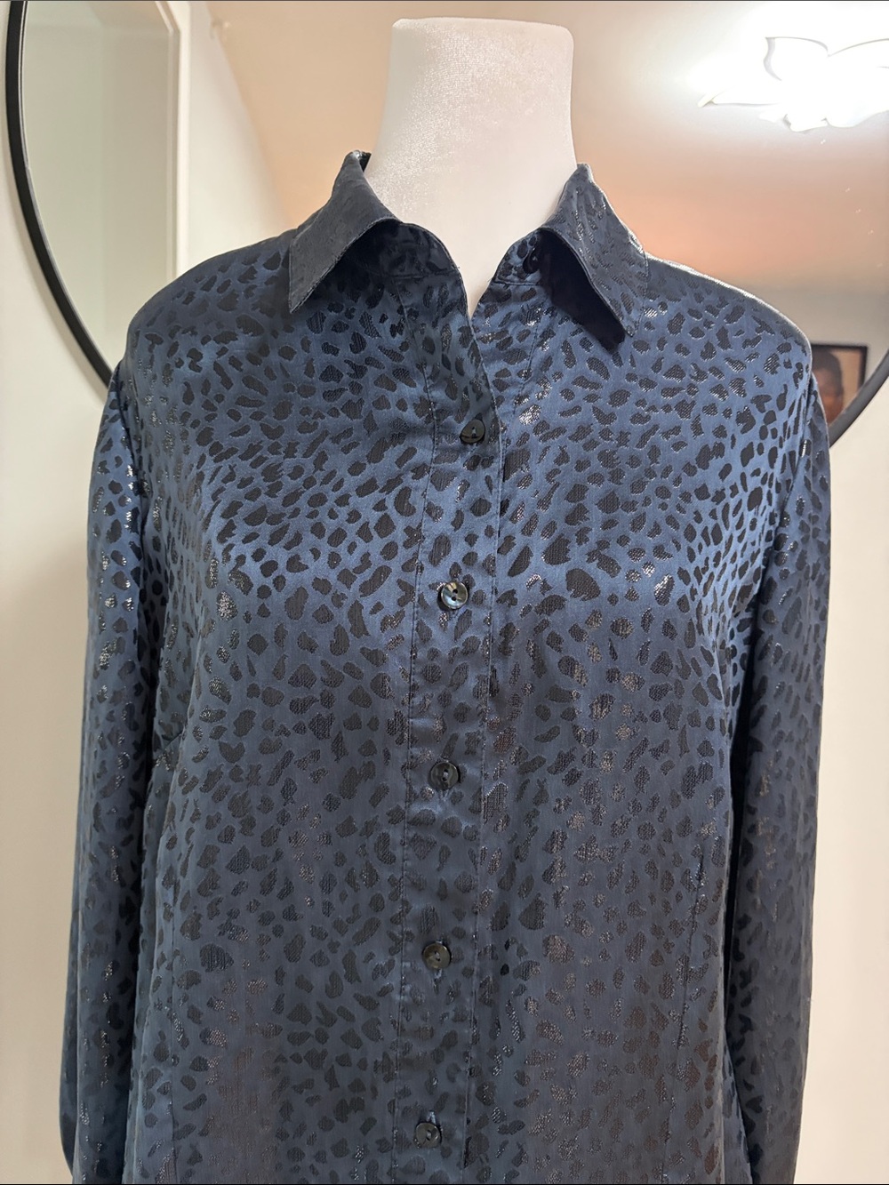Chico’s Silk Blend Blue Black Leopard Print Button‎ Up Tunic Blouse Shirt Sz 1 - Picture 3 of 13